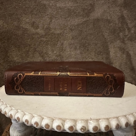 NLT Compact Giant Print Bible Mahogany Celtic Cross, New. Never used. - Picture 6 of 6